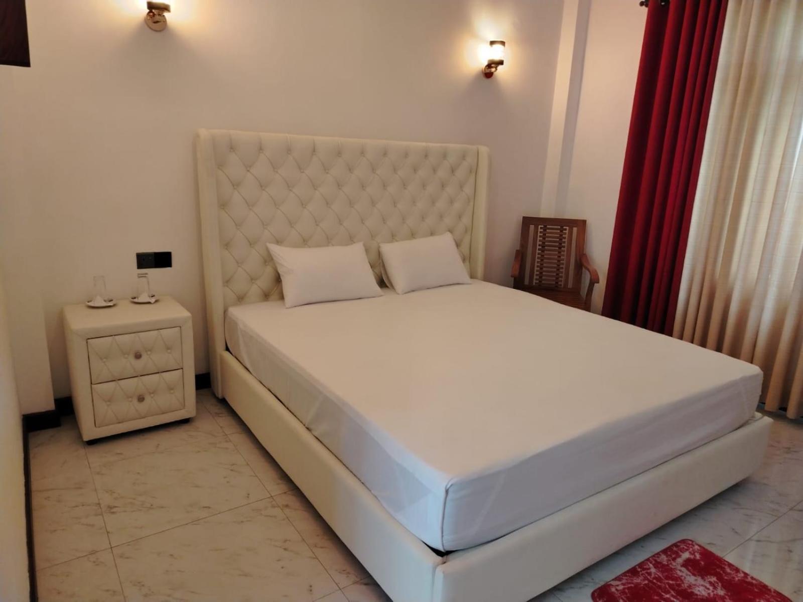 Diora Hotel 拉特纳普勒 外观 照片