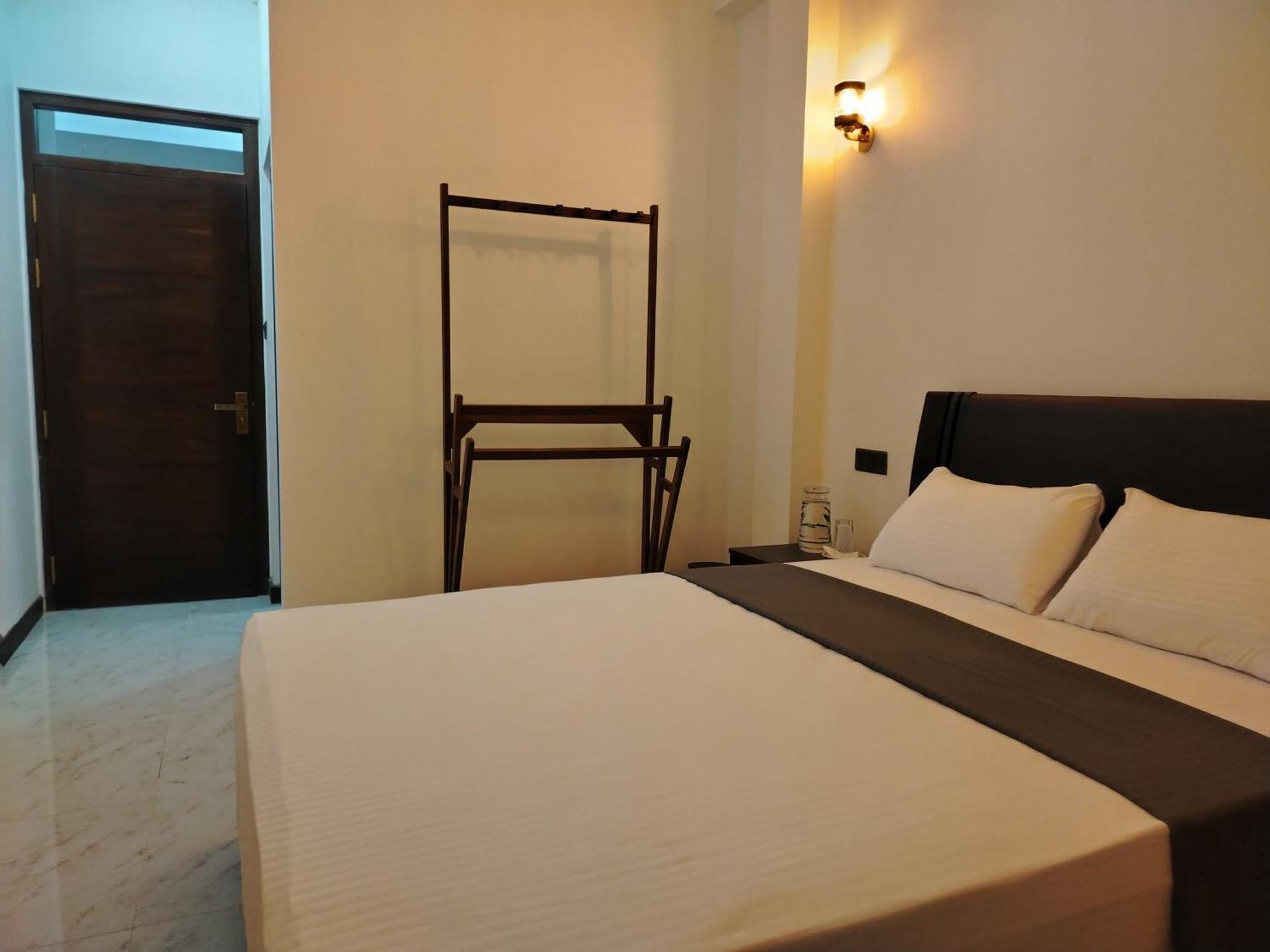 Diora Hotel 拉特纳普勒 客房 照片