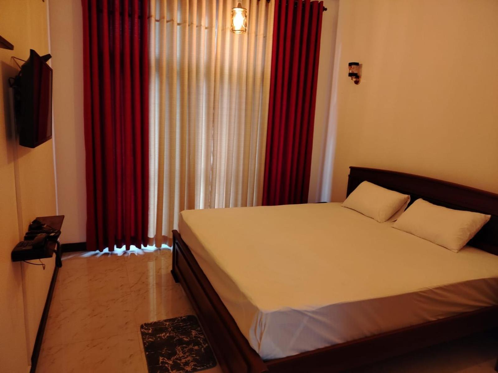 Diora Hotel 拉特纳普勒 外观 照片